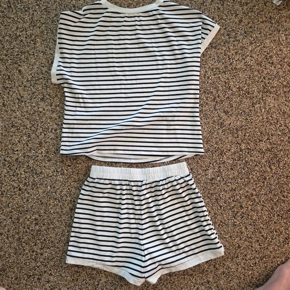 Belle & Beau Womens Small Striped Ribbed Short Sleeve Shirt and Shorts Set Black